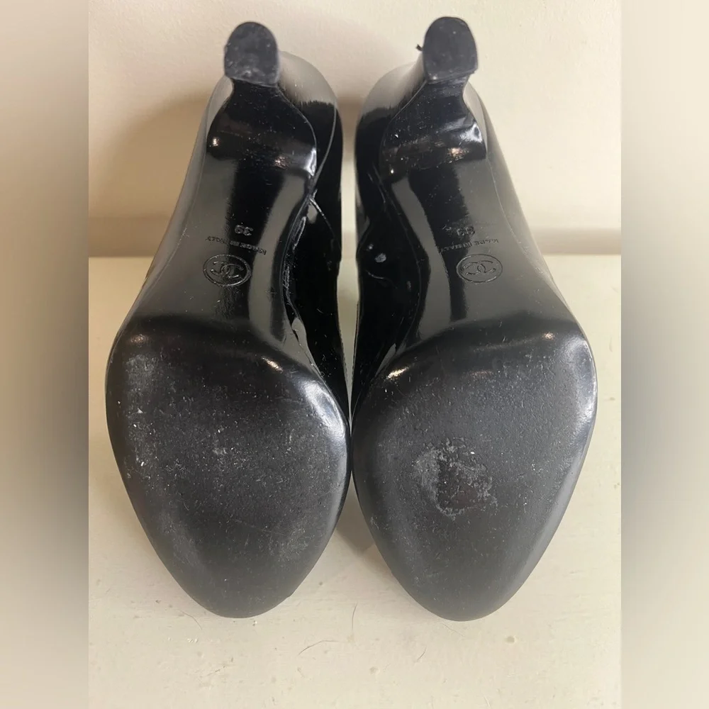 Chanel Size 39 Black Patent Leather Ribbed Ankle Boots Paris New York Collection